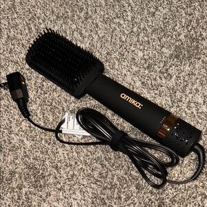 AMIKA Blowout Babe Thermal Brush